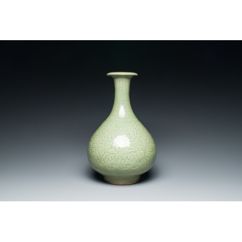 194 - A Chinese Longquan celadon 'yuhuchunping' vase with floral design, MingDescription:H.: 31,5 cm Prove... 