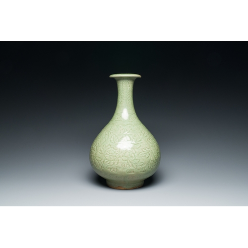 194 - A Chinese Longquan celadon 'yuhuchunping' vase with floral design, MingDescription:H.: 31,5 cm Prove... 