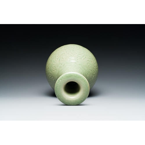 194 - A Chinese Longquan celadon 'yuhuchunping' vase with floral design, MingDescription:H.: 31,5 cm Prove... 