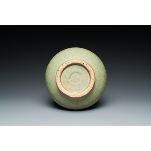 194 - A Chinese Longquan celadon 'yuhuchunping' vase with floral design, MingDescription:H.: 31,5 cm Prove... 