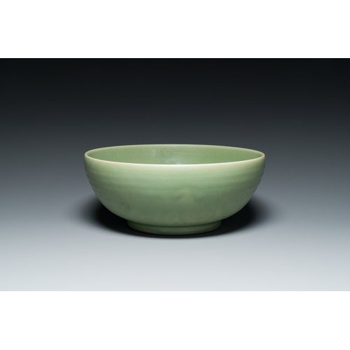 195 - A Chinese Longquan celadon bowl with underglaze floral design, MingDescription:Dia.: 31,5 cm - H.: 1... 