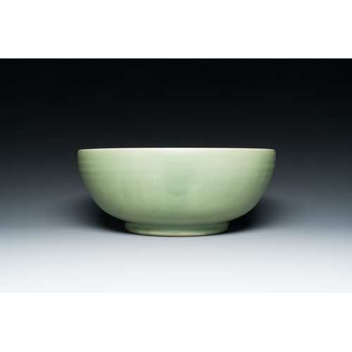 195 - A Chinese Longquan celadon bowl with underglaze floral design, MingDescription:Dia.: 31,5 cm - H.: 1... 