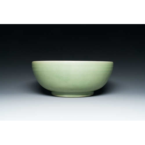 195 - A Chinese Longquan celadon bowl with underglaze floral design, MingDescription:Dia.: 31,5 cm - H.: 1... 