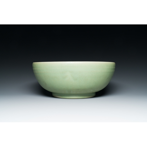 195 - A Chinese Longquan celadon bowl with underglaze floral design, MingDescription:Dia.: 31,5 cm - H.: 1... 