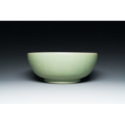 195 - A Chinese Longquan celadon bowl with underglaze floral design, MingDescription:Dia.: 31,5 cm - H.: 1... 