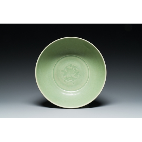 195 - A Chinese Longquan celadon bowl with underglaze floral design, MingDescription:Dia.: 31,5 cm - H.: 1... 