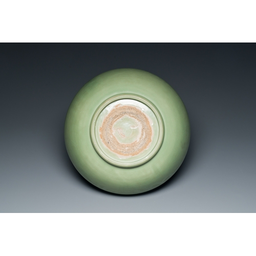 195 - A Chinese Longquan celadon bowl with underglaze floral design, MingDescription:Dia.: 31,5 cm - H.: 1... 