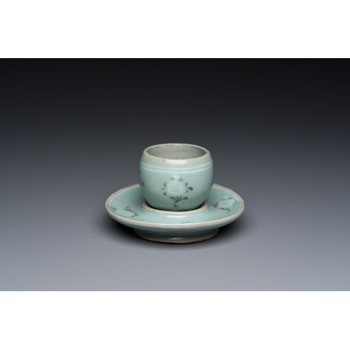 197 - A Korean inlaid celadon cup on a stand, probably Goryeo, 13/14th C.Description:Dia.: 9,5 cm (the sau... 