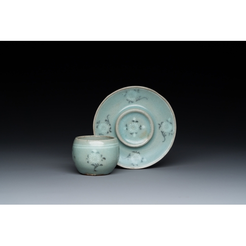 197 - A Korean inlaid celadon cup on a stand, probably Goryeo, 13/14th C.Description:Dia.: 9,5 cm (the sau... 