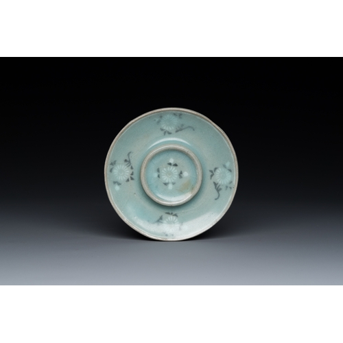 197 - A Korean inlaid celadon cup on a stand, probably Goryeo, 13/14th C.Description:Dia.: 9,5 cm (the sau... 