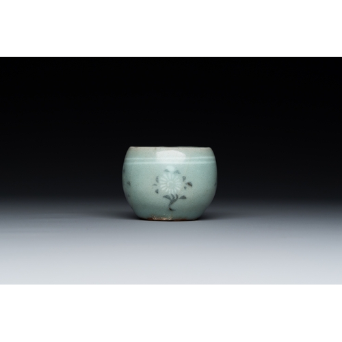 197 - A Korean inlaid celadon cup on a stand, probably Goryeo, 13/14th C.Description:Dia.: 9,5 cm (the sau... 