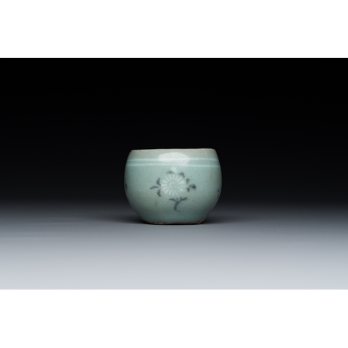 197 - A Korean inlaid celadon cup on a stand, probably Goryeo, 13/14th C.Description:Dia.: 9,5 cm (the sau... 