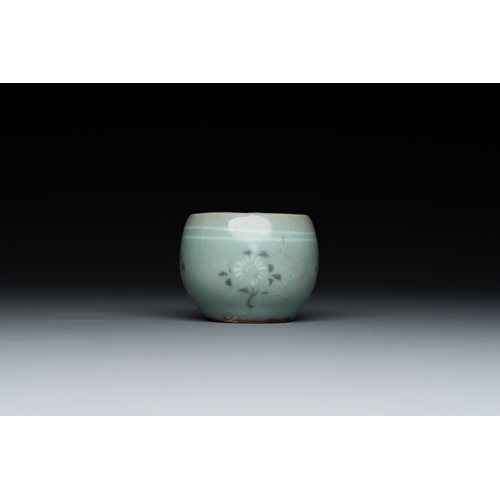 197 - A Korean inlaid celadon cup on a stand, probably Goryeo, 13/14th C.Description:Dia.: 9,5 cm (the sau... 