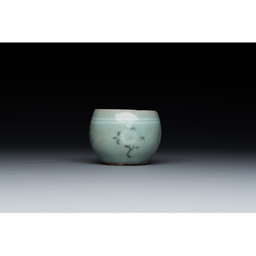 197 - A Korean inlaid celadon cup on a stand, probably Goryeo, 13/14th C.Description:Dia.: 9,5 cm (the sau... 