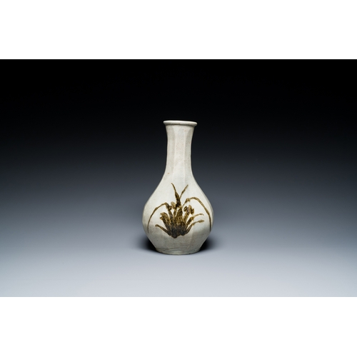 198 - A Korean bottle vase with floral design, Joseon dynasty, 16th C.Description:H.: 30 cm Provenance:- T... 