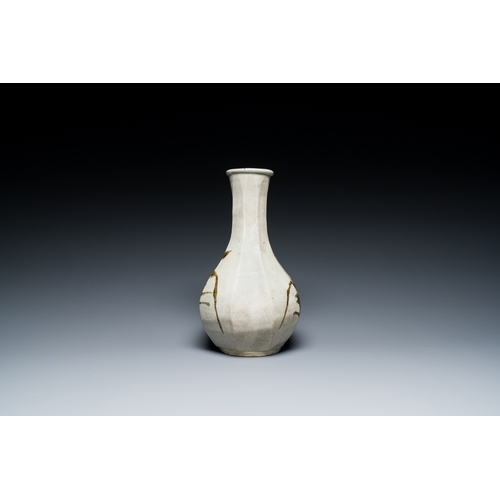 198 - A Korean bottle vase with floral design, Joseon dynasty, 16th C.Description:H.: 30 cm Provenance:- T... 