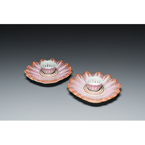 200 - A pair of fine Chinese famille rose trembleuse stands or 'mancerina', QianlongDescription:L.: 25,5 c... 