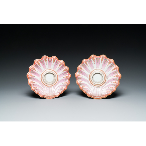 200 - A pair of fine Chinese famille rose trembleuse stands or 'mancerina', QianlongDescription:L.: 25,5 c... 