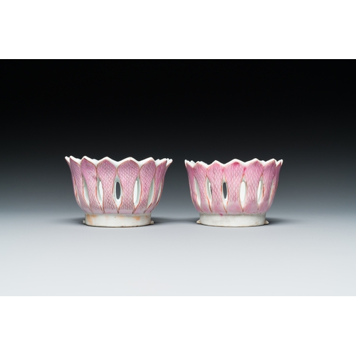 200 - A pair of fine Chinese famille rose trembleuse stands or 'mancerina', QianlongDescription:L.: 25,5 c... 