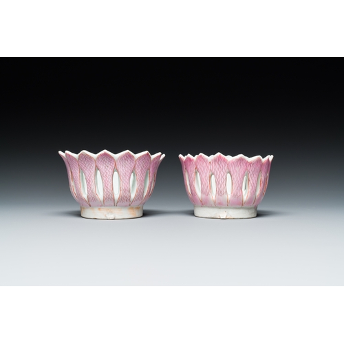 200 - A pair of fine Chinese famille rose trembleuse stands or 'mancerina', QianlongDescription:L.: 25,5 c... 