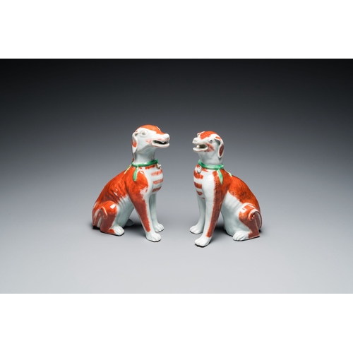 222 - A pair of Chinese polychrome export porcelain models of dogs, QianlongDescription:H.: 23,5 cmConditi... 