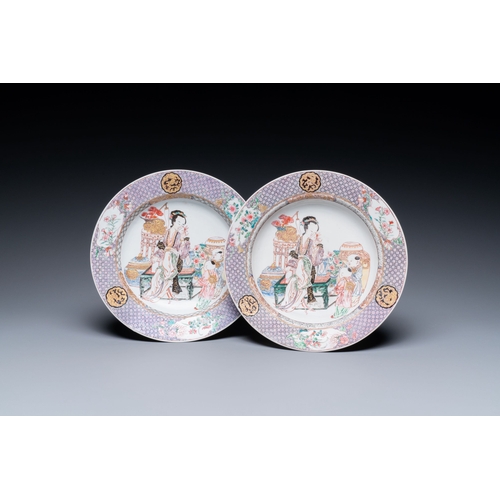 238 - A pair of fine Chinese famille rose plates with a lady and two boys, YongzhengDescription:Dia.: 21,5... 