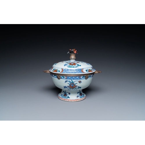 260 - A rare Chinese doucai bowl and cover with silvered mounts, Kangxi/YongzhengDescription:L.: 23 cm - H... 