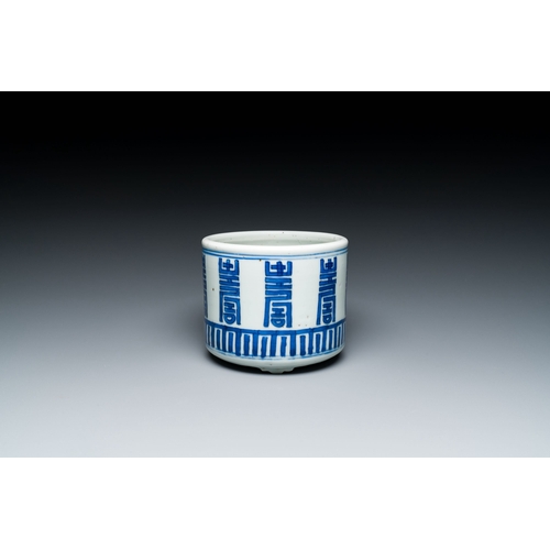 279 - A Chinese blue and white 'Shou' tripod censer, KangxiDescription:Dia.: 13 cm - H.: 11 cmCondition re... 