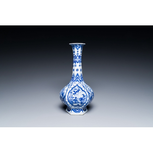 280 - A Chinese blue and white bottle vase, 'G' mark, KangxiDescription:H.: 30,5 cmCondition reports:Pleas... 