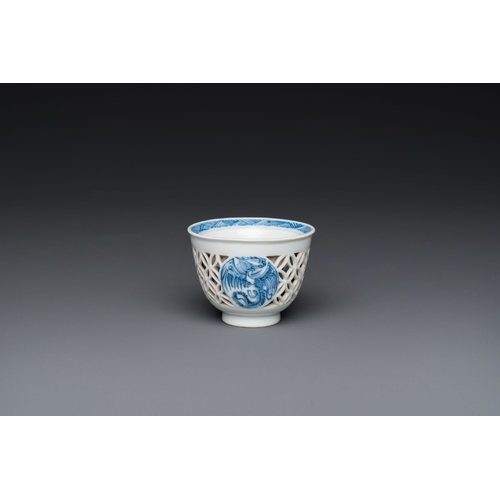 283 - A rare Chinese reticulated double-walled blue and white 'phoenix' cup, KangxiDescription:Dia.: 6,5 c... 