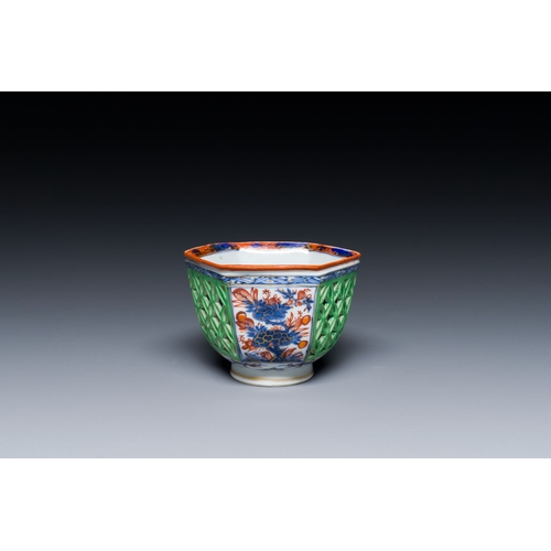 284 - A Dutch-decorated Chinese reticulated double-walled hexagonal tea bowl, KangxiDescription:Dia.: 8 cm... 