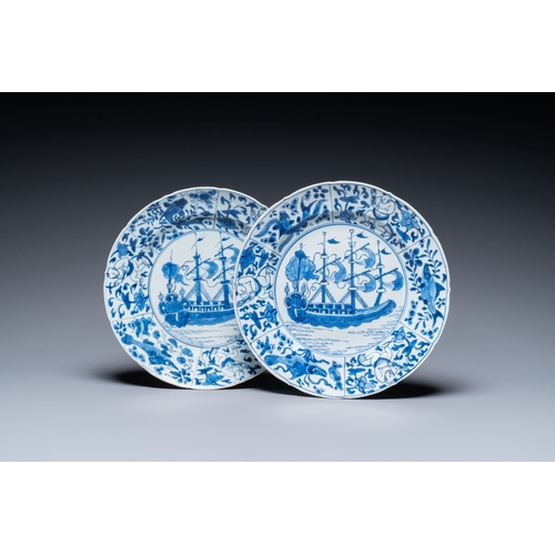 298 - A pair of Chinese blue and white kraak-style dishes with VOC-ships, KangxiDescription:Dia.: 26 cm Re... 