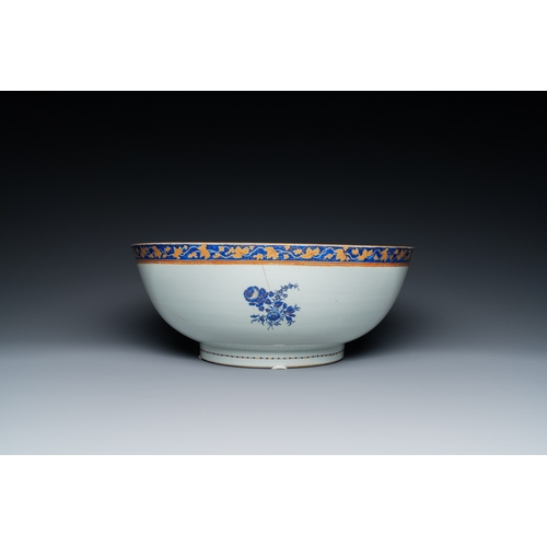 213 - A large Chinese monogrammed export porcelain punchbowl and dish, Qianlong/JiaqingDescription:Dia.: 4... 