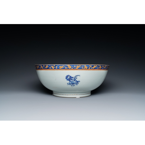 213 - A large Chinese monogrammed export porcelain punchbowl and dish, Qianlong/JiaqingDescription:Dia.: 4... 