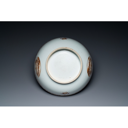 214 - A large Chinese export porcelain punch bowl and dish with a view on Philadelphia, QianlongDescriptio... 