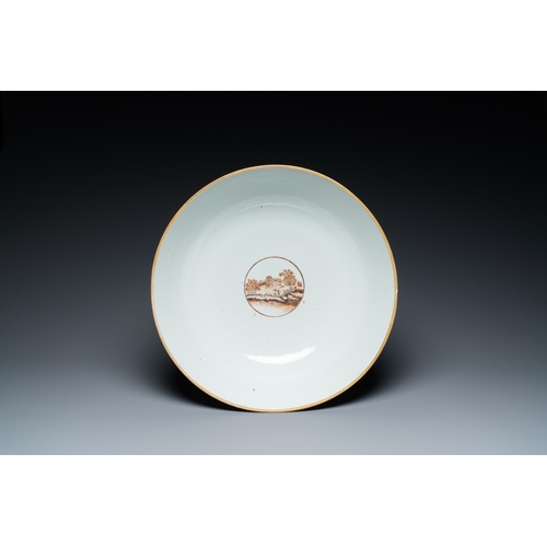 214 - A large Chinese export porcelain punch bowl and dish with a view on Philadelphia, QianlongDescriptio... 