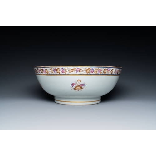 214 - A large Chinese export porcelain punch bowl and dish with a view on Philadelphia, QianlongDescriptio... 