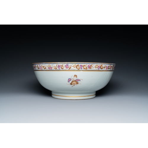 214 - A large Chinese export porcelain punch bowl and dish with a view on Philadelphia, QianlongDescriptio... 