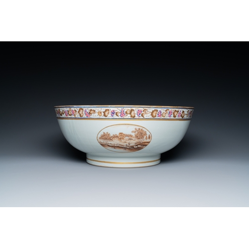 214 - A large Chinese export porcelain punch bowl and dish with a view on Philadelphia, QianlongDescriptio... 