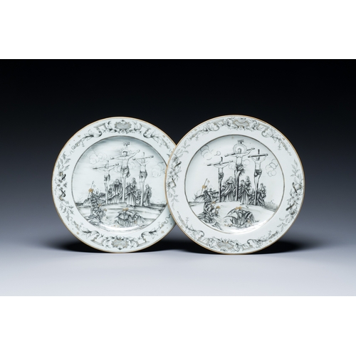 219 - A pair of Chinese grisaille 'Crucifixion' plates, QianlongDescription:Dia.: 23 cmCondition reports:P... 