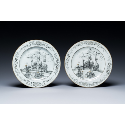 219 - A pair of Chinese grisaille 'Crucifixion' plates, QianlongDescription:Dia.: 23 cmCondition reports:P... 