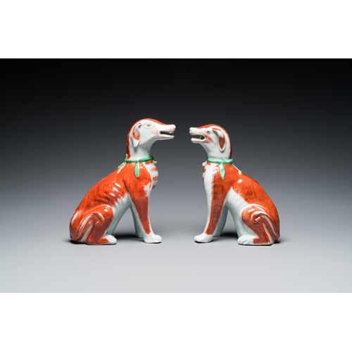 222 - A pair of Chinese polychrome export porcelain models of dogs, QianlongDescription:H.: 23,5 cmConditi... 