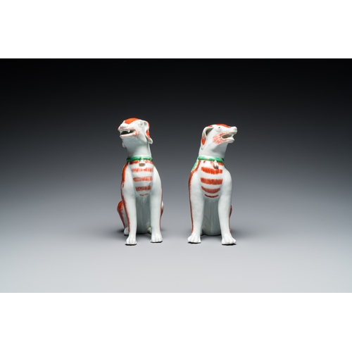 222 - A pair of Chinese polychrome export porcelain models of dogs, QianlongDescription:H.: 23,5 cmConditi... 