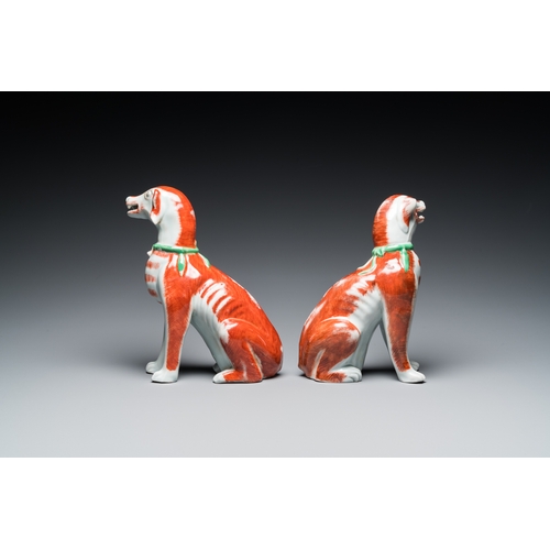 222 - A pair of Chinese polychrome export porcelain models of dogs, QianlongDescription:H.: 23,5 cmConditi... 