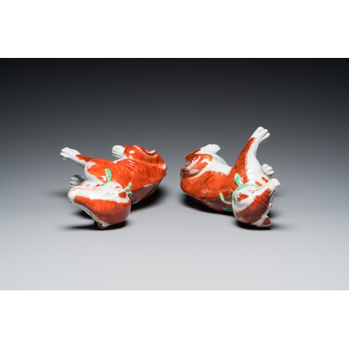 222 - A pair of Chinese polychrome export porcelain models of dogs, QianlongDescription:H.: 23,5 cmConditi... 