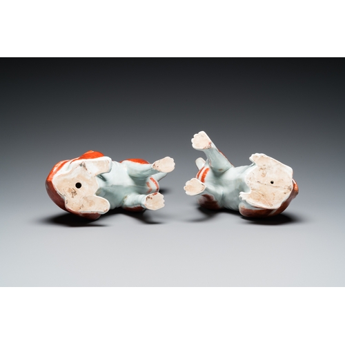 222 - A pair of Chinese polychrome export porcelain models of dogs, QianlongDescription:H.: 23,5 cmConditi... 