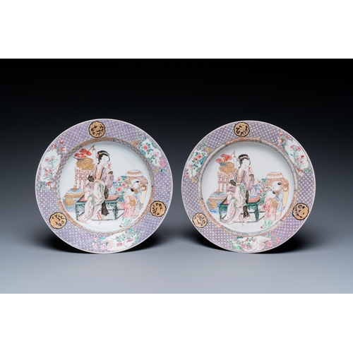 238 - A pair of fine Chinese famille rose plates with a lady and two boys, YongzhengDescription:Dia.: 21,5... 