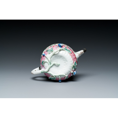 250 - A Chinese famille rose teapot, four cups and three saucers, YongzhengDescription:L.: 16,5 cm - H.: 1... 