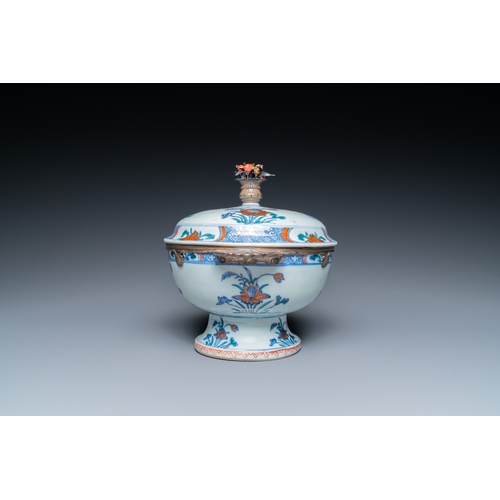 260 - A rare Chinese doucai bowl and cover with silvered mounts, Kangxi/YongzhengDescription:L.: 23 cm - H... 