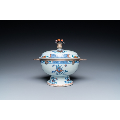 260 - A rare Chinese doucai bowl and cover with silvered mounts, Kangxi/YongzhengDescription:L.: 23 cm - H... 